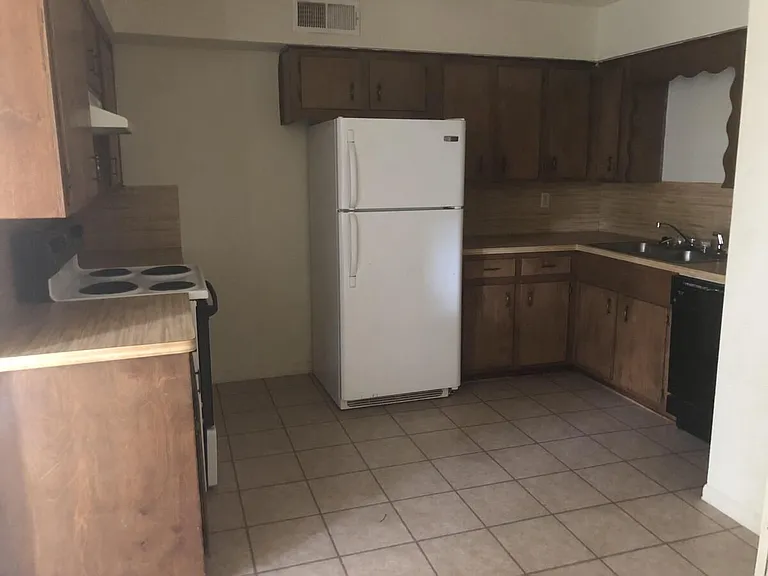 1750 N Pine St #4 — Photo 1