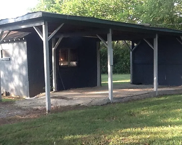 A nice carport here.