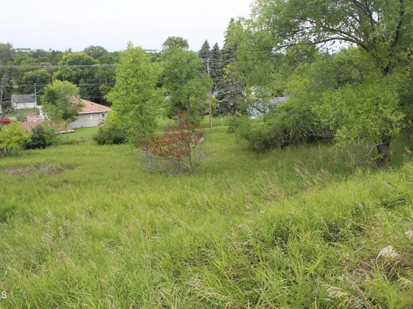 207 11th St NE, Jamestown, ND 58401