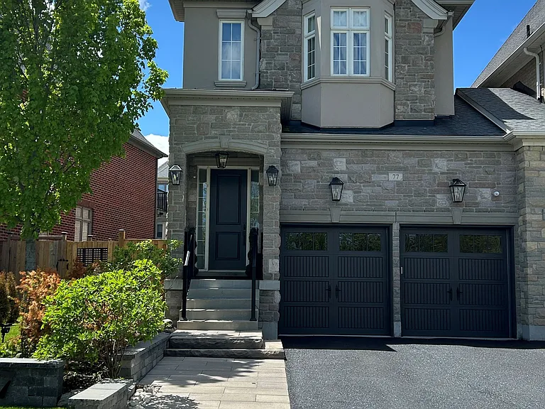 77 Robert Berry Cres — Photo 1