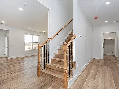 5 bed, 3300 sqft, $3,690 — Photo 4