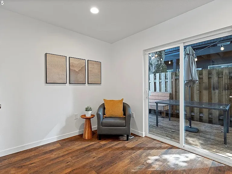 570 NE 55th Ave — Photo 11