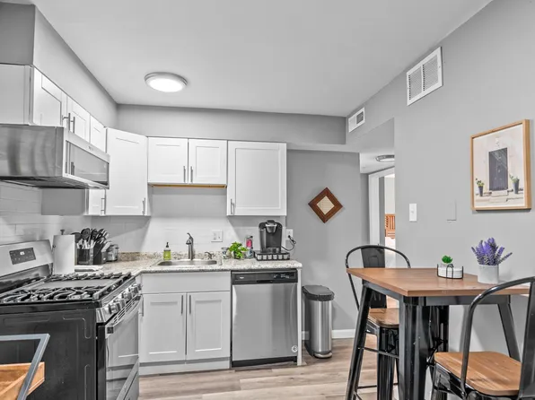 604 Clark St APT 11, Saint Charles, MO 63301