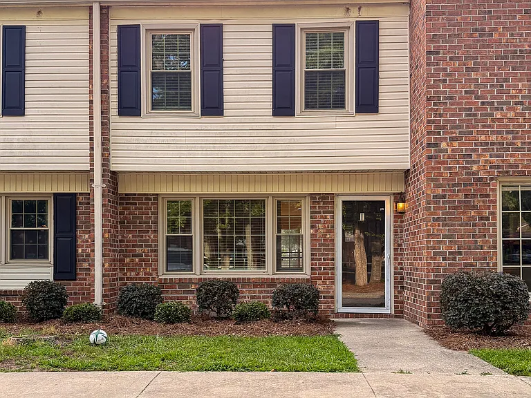 731 Coventry Ln — Photo 2