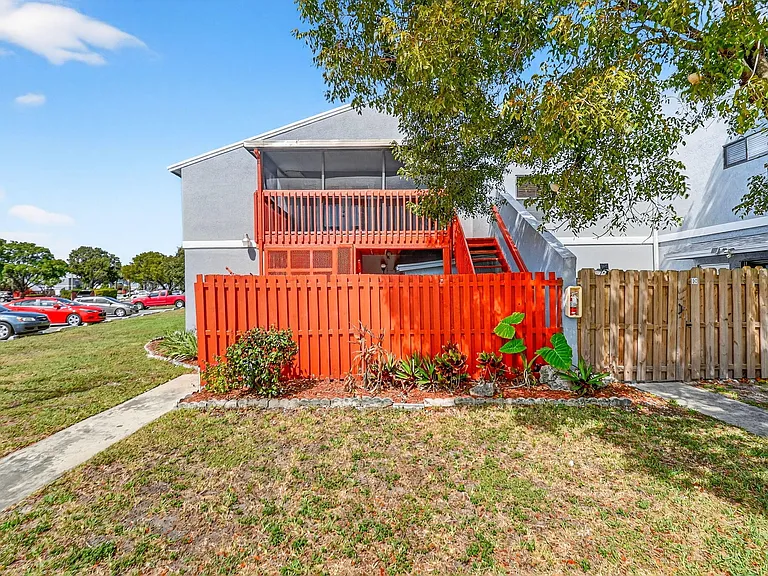 18 Crossings Cir #F — Photo 1