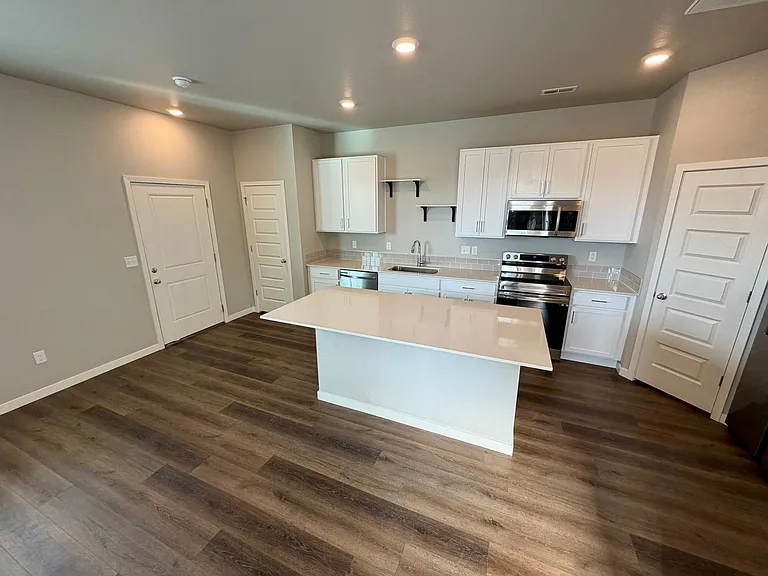 1353 Reynolds St #18E — Photo 5