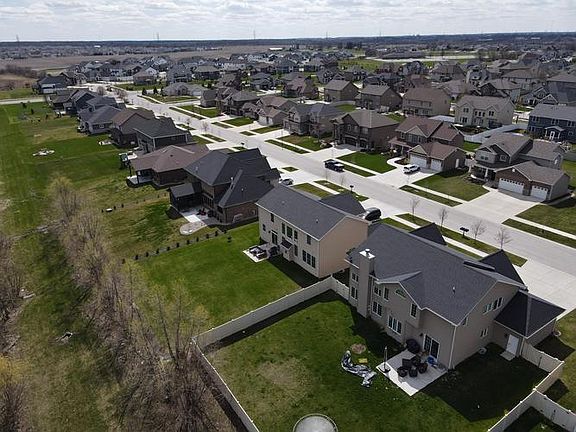 3rd image of 9827 Garden Way