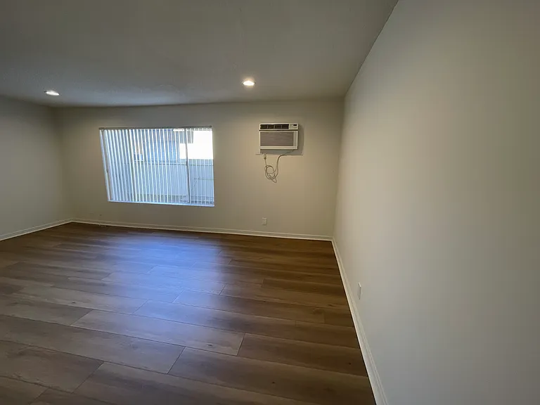 7424 Haskell Ave — Photo 23