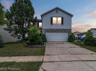 8597 Rifle River Dr, Fowlerville, MI 48836