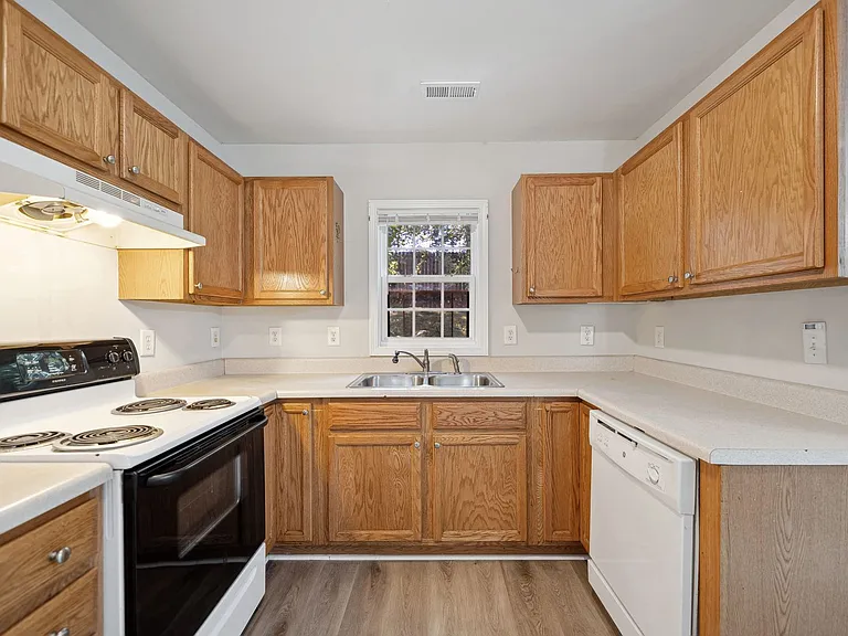 1140 Drew St — Photo 2