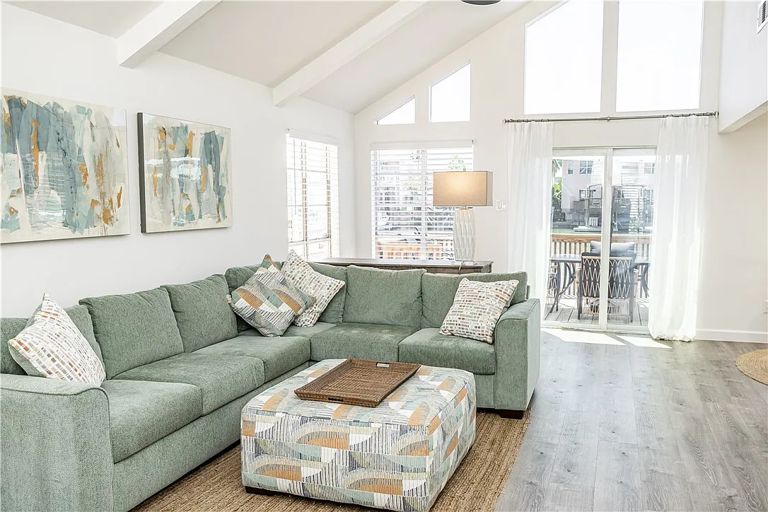 3 bed, 2.5 bath, 1458 sqft, $6,000 — Photo 3