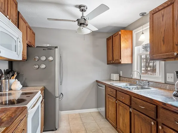191 Bayberry Hill Ln #191, Leominster, MA 01453