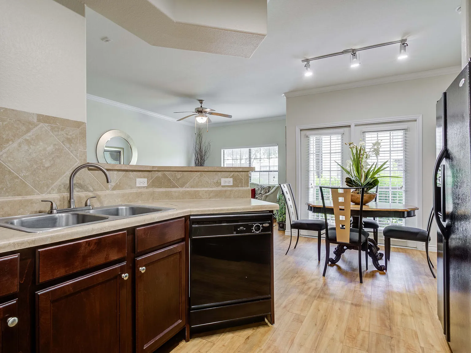 Plantation Apartments — Photo 3
