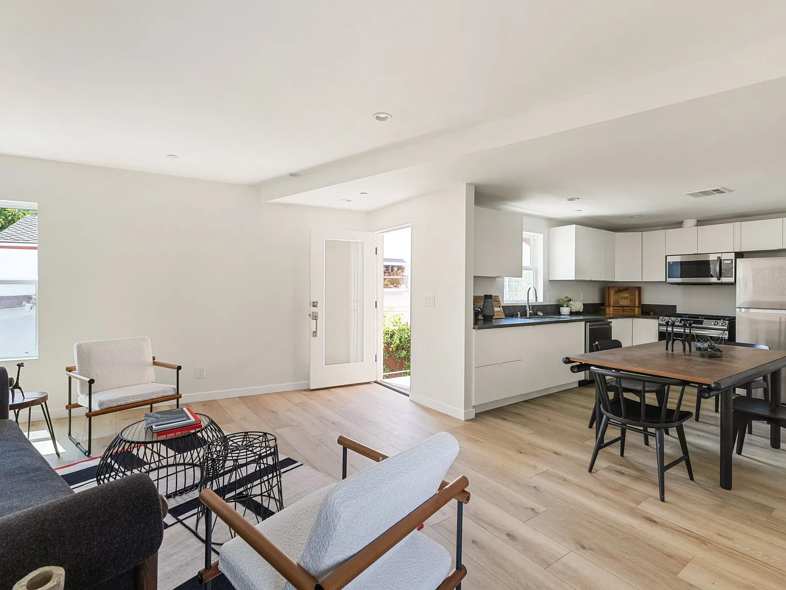 2 bed, 2.5 bath, 1000 sqft, $3,450 — Photo 2