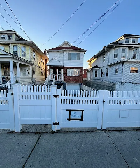 WHITE PICKET FENCE PRETTY ENOUGH FOR A POSTCARD