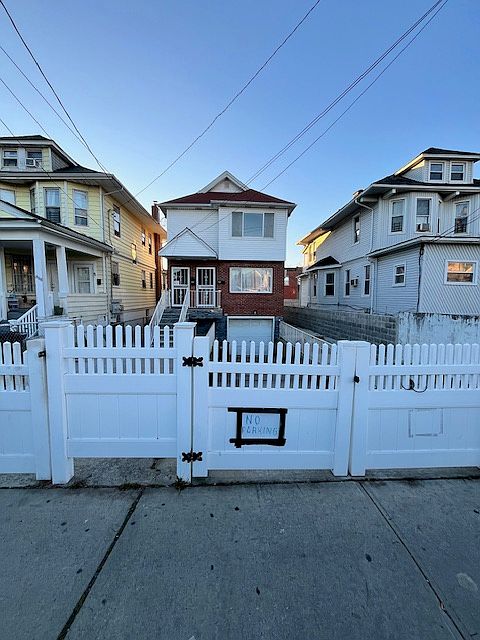 WHITE PICKET FENCE PRETTY ENOUGH FOR A POSTCARD