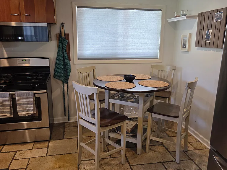 Kitchen dining/breakfast area