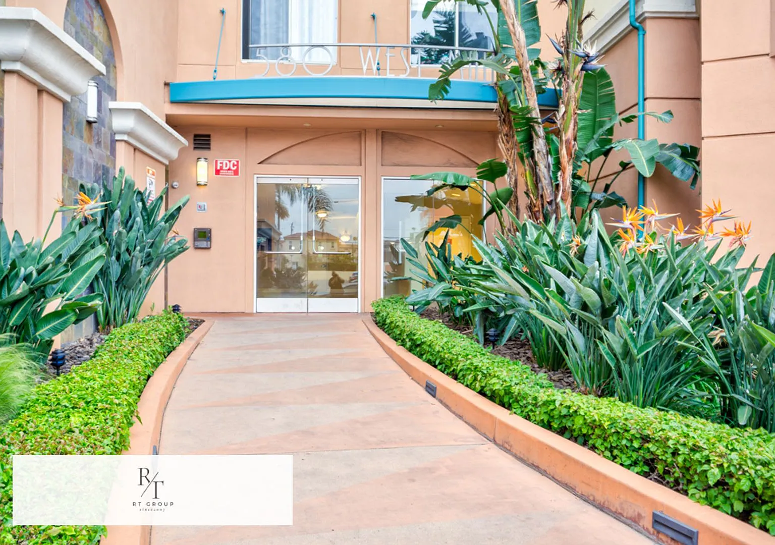 Luxurious Modern Condo in Alhambra — Photo 1