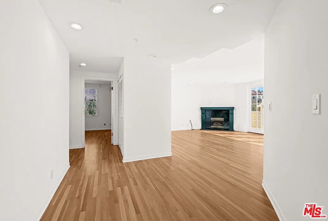 2 bed, 2.5 bath, 1410 sqft, $5,500 — Photo 3