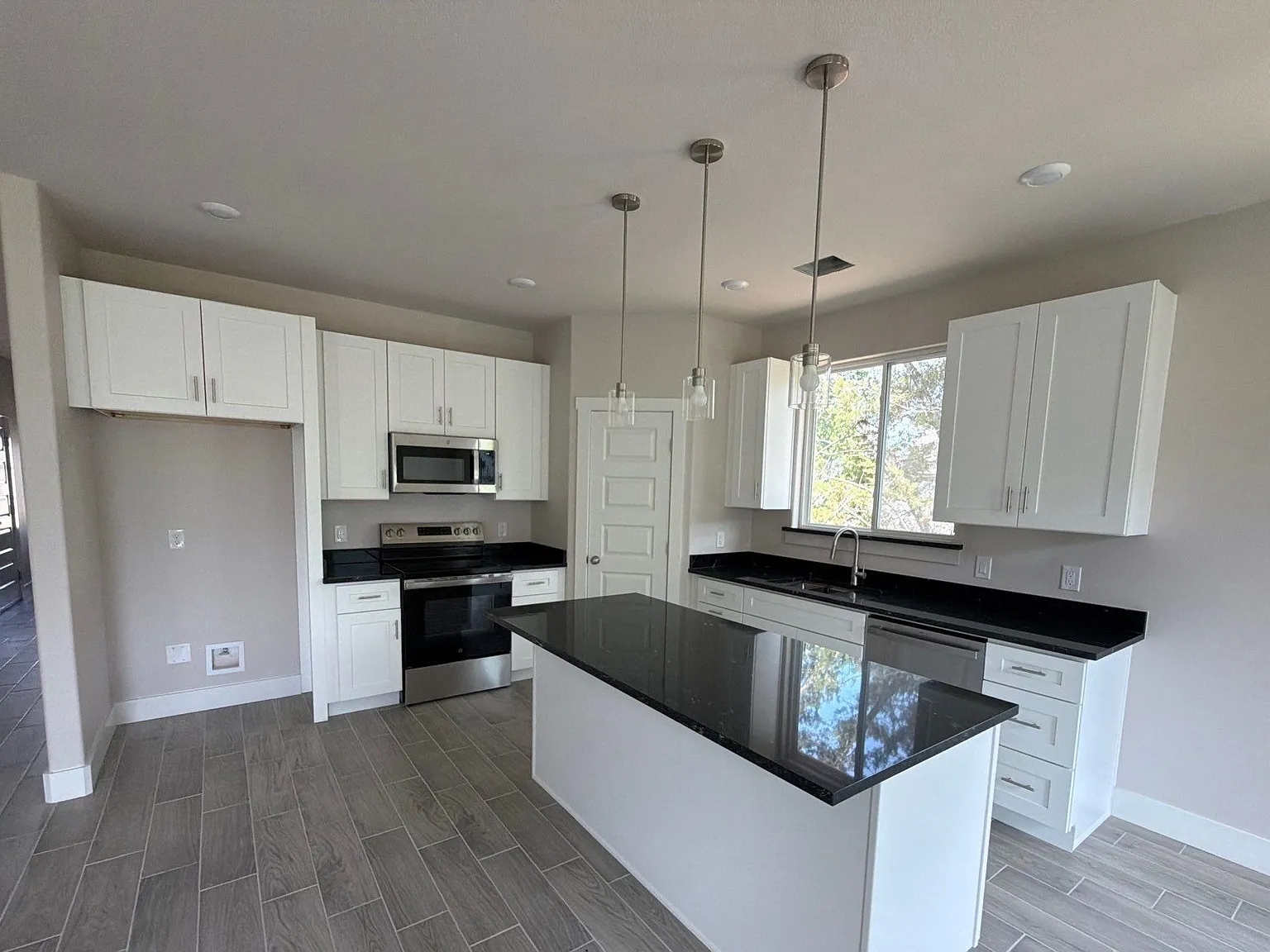 3 bed, 1477 sqft, $1,950 — Photo 2