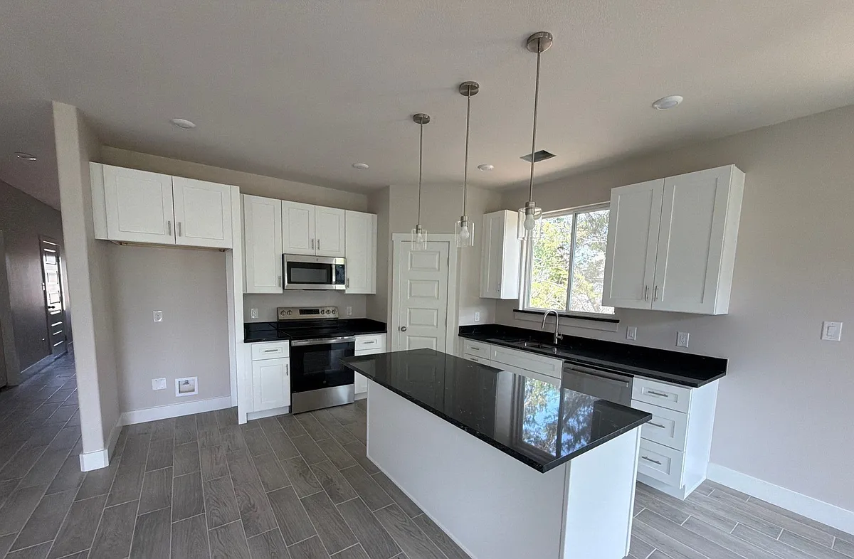 Building Photo - 5621 San Jacinto Dr