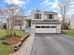 8185 Rizzo Dr, Clay, NY 13041