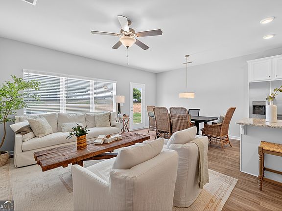 5th image of 2837 Lillian Ln