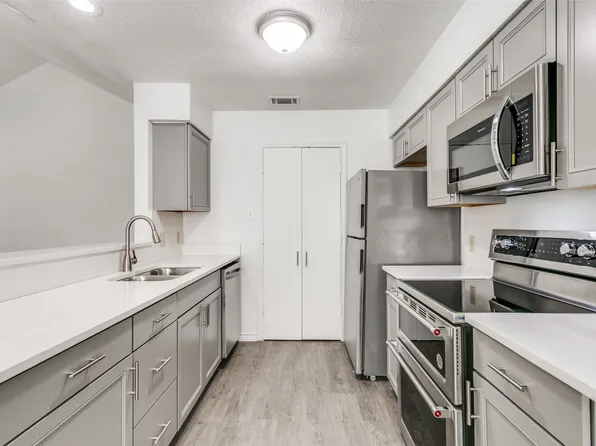 2121 Stone Moss Ln, Grapevine, TX 76051