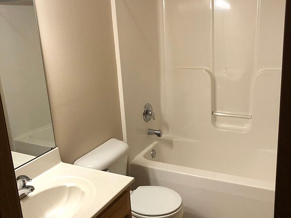 Bathroom w/tub&shower