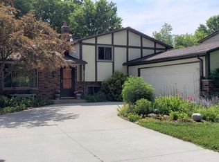 1117 Meadowood Dr, Waterford, MI