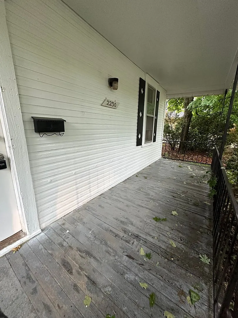 Freshly Renovated 1-Bedroom Gem with Fenced Yard in a Prime Central Location — Photo 2