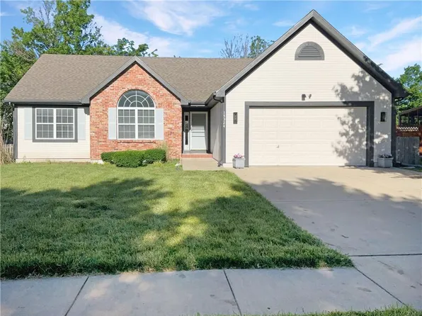 15324 S Greenwood St, Olathe, KS 66062