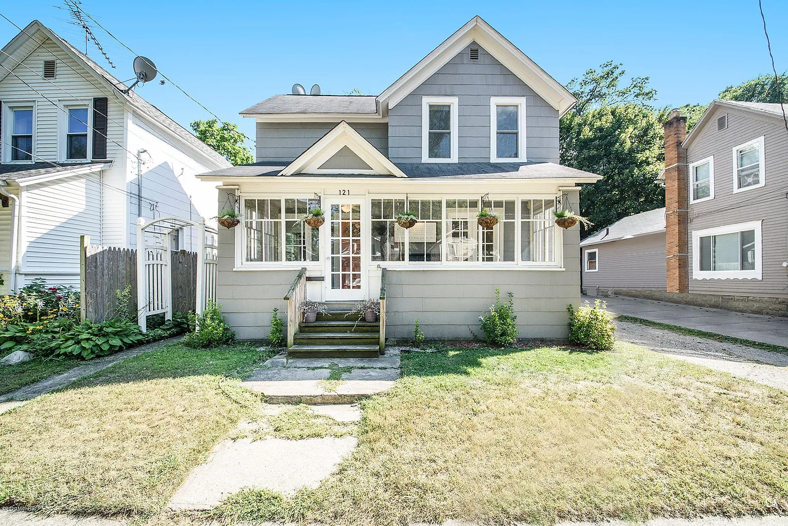 121 W Maple St photo 1