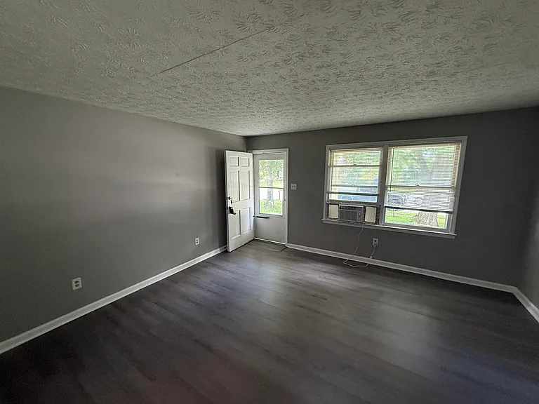 327 Garden Park Dr #B — Photo 3