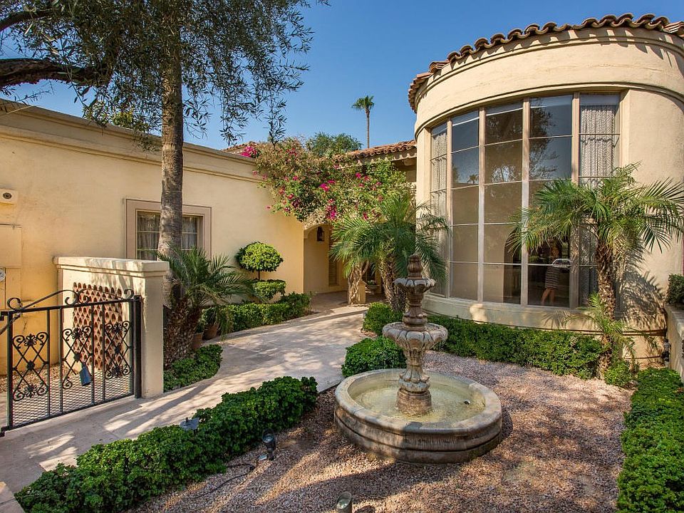 Beautiful Courtyard Entry