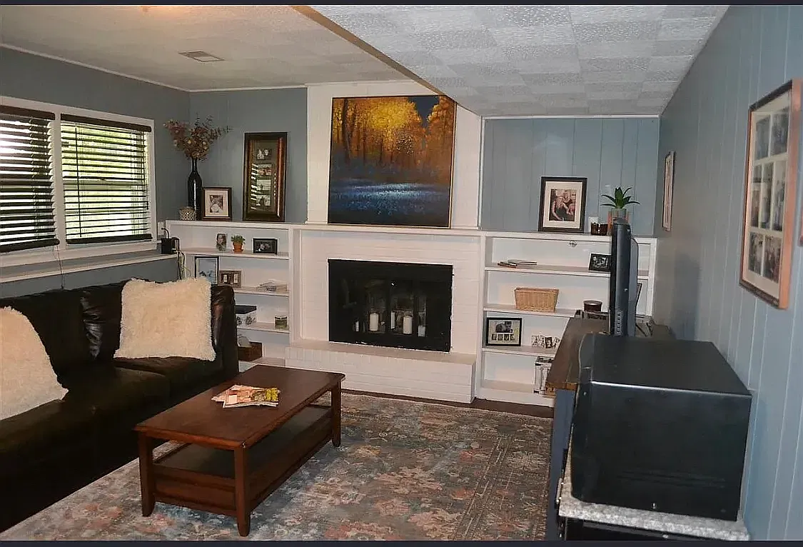 4 bed, 1976 sqft, $1,975 — Photo 4