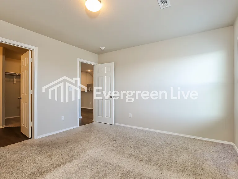 1067 Huntington Dr — Photo 13