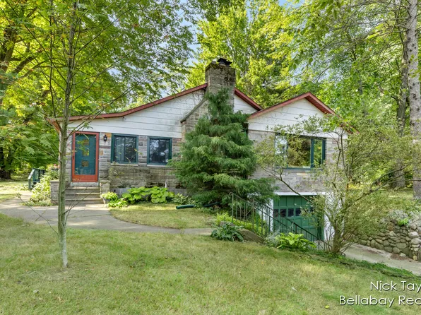 24 Circle Dr, Fruitport, MI 49415