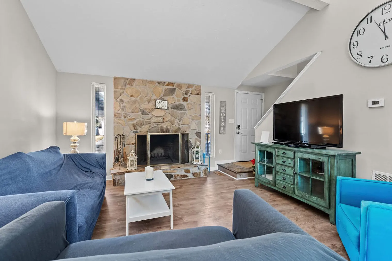 3 bed, 2.0 bath, 1291 sqft, $3,271 — Photo 1