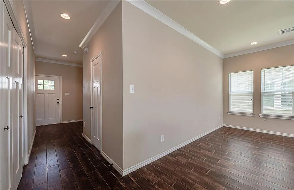 4 bed, 4.5 bath, 1800 sqft, $3,300 — Photo 4