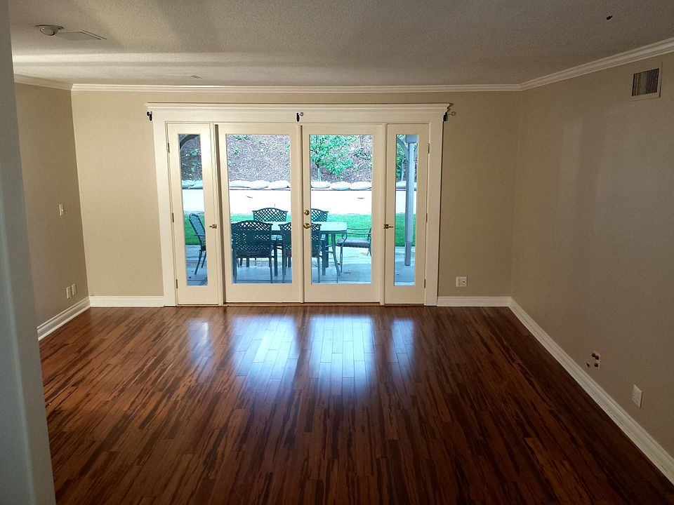 Living room w/ hardwood floors, in ceiling surround sound sp