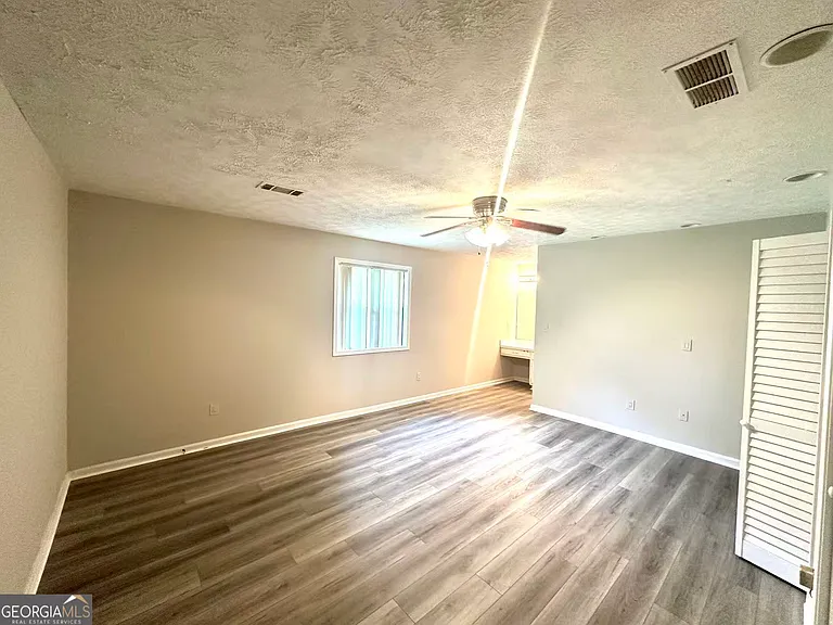 100 Lakeview Ln — Photo 16
