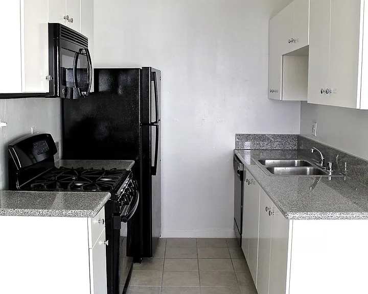 928 Albany St — Photo 5