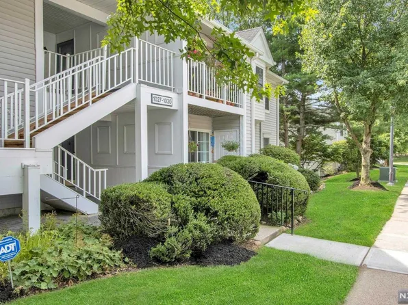 1029 Ash Dr, Mahwah, NJ 07430