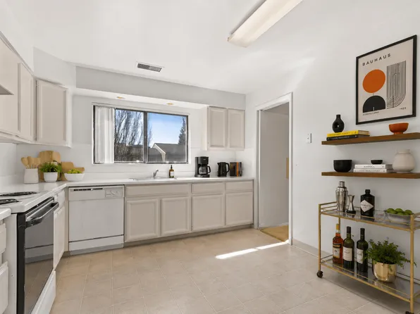 Legacy Place Apartments - Southfield, MI, 22490 Saratoga St #36-102, Southfield, MI 48075