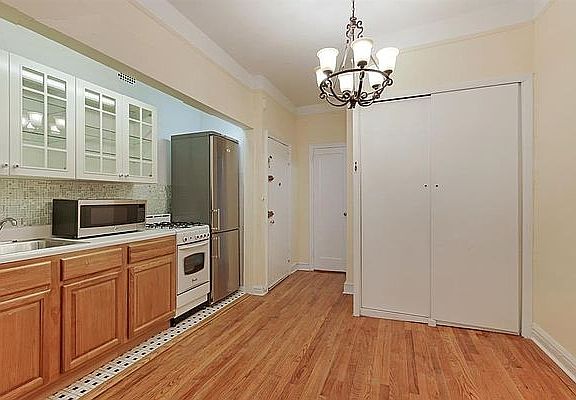 3rd image of 231 E 34th St APT 5C