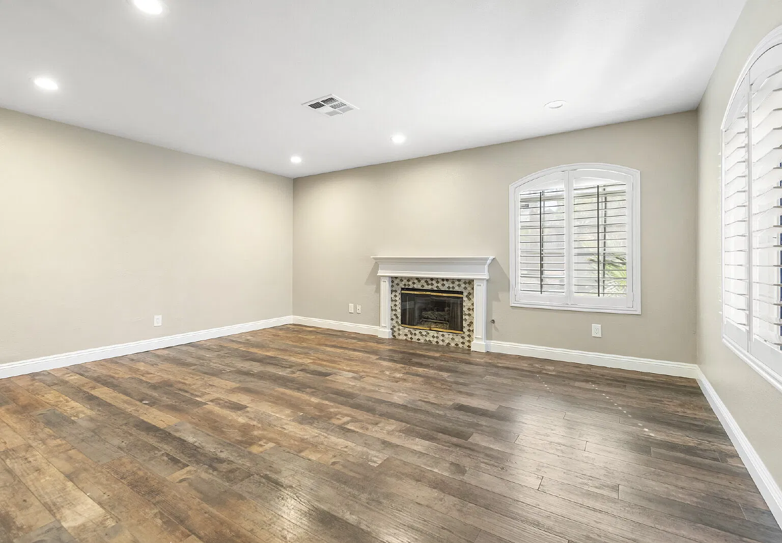 3 bed, 2.0 bath, 1408 sqft, $1,955 — Photo 1