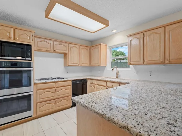 1512 Limestone Trl, Edgecliff Village, TX 76134
