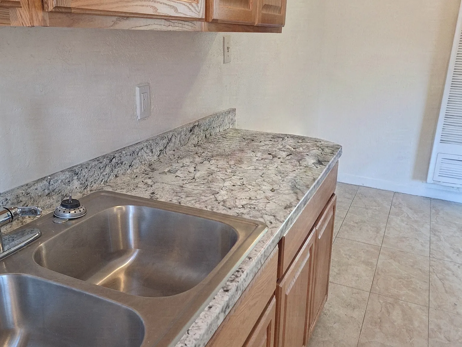 2423 Boxwood St — Photo 2