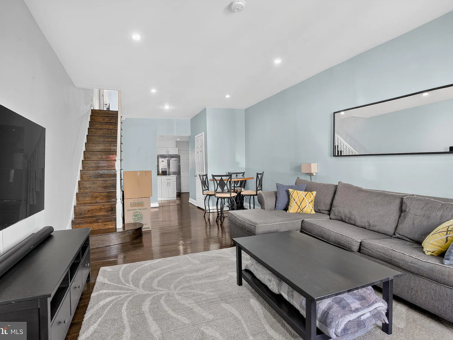 3 bed, 1.5 bath, 998 sqft, $2,050 — Photo 1